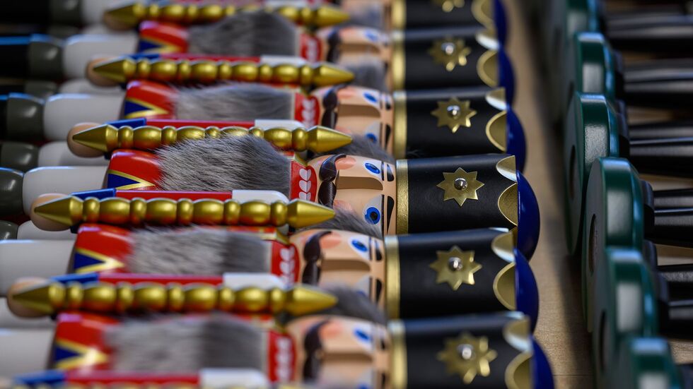 Nachschub fürs Fest: Fertig produzierte Nussknacker liegen in der Schauwerkstatt der Seiffener Volkskunst eG.