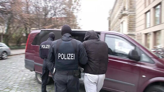 vlcsnap-error249.jpg Vorfüh­rung beim Haftrichter. (Fotos: Blaulicht­mel­dung Mittel­deutsch­land)