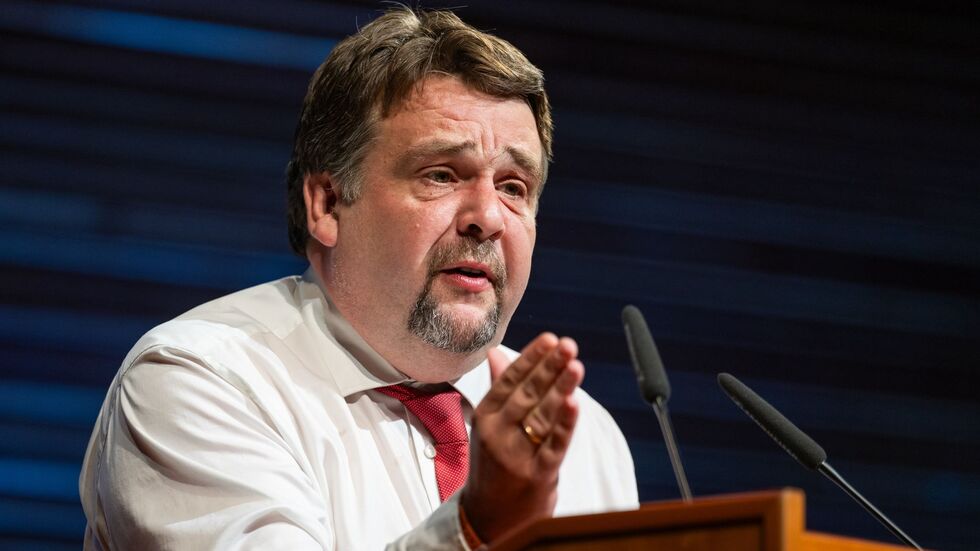 Dennis Radtke stellt die Frage, ob Merz seiner Rolle als Kanzler gerecht wird.