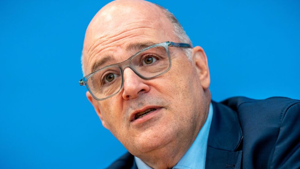 Der Arbeitgeber-Funktionär Kampeter wirft dem Kassenärzte-Chef vor, die Diskussion in eine falsche Richtung zu lenken. Der Arbeitgeber-Funktionär Kampeter wirft dem Kassenärzte-Chef vor, die Diskussion in eine falsche Richtung zu lenken.