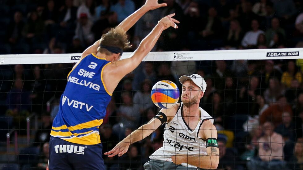Der Schwede Jonatan Hellvig blockt Clemens Wickler (r) im WM-Halbfinale.