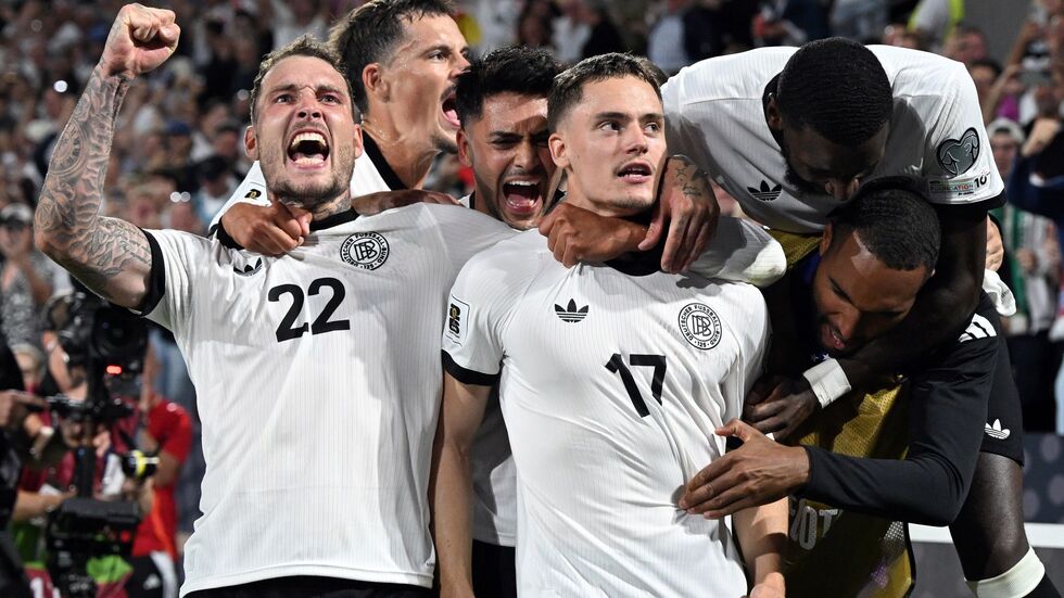 Deutschlands Spieler jubeln nach dem 3:1 von Florian Wirtz (Nr. 17).