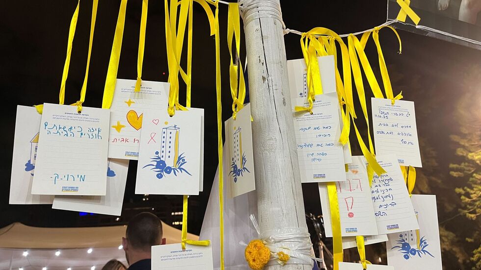 Briefe von Bürgern an die Geiseln hängen auf dem Platz der Geiseln.