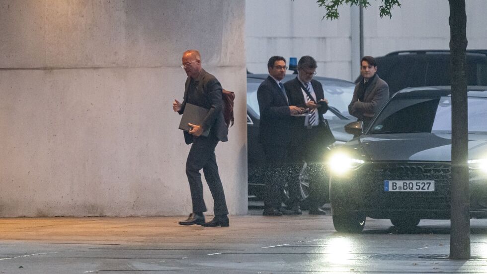 SPD-Fraktionschef Matthias Miersch hat auf dem Weg ins Kanzleramt Unterlagen dabei. SPD-Fraktionschef Matthias Miersch hat auf dem Weg ins Kanzleramt Unterlagen dabei.