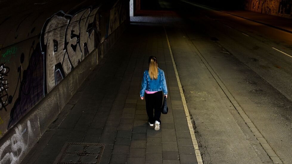 Männer und Frauen unterscheiden sich beim subjektiven Sicherheitsempfinden deutlich: Während sich 56 Prozent der Männer sicher fühlen, sind es bei den Frauen nur 45 Prozent. (Symbolbild) Männer und Frauen unterscheiden sich beim subjektiven Sicherheitsempfinden deutlich: Während sich 56 Prozent der Männer sicher fühlen, sind es bei den Frauen nur 45 Prozent. (Symbolbild)