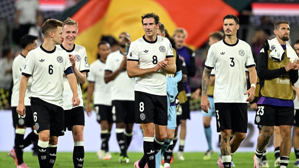 Pure Erleichterung: Nach dem Spiel gab es für die deutschen Spieler um Kapitän Joshua Kimmich (l) und Leon Goretzka (M) doch noch Applaus. 