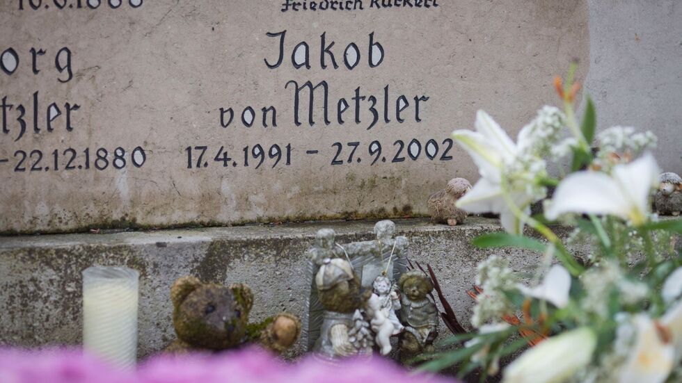 Der verurteilte Mörder von Jakob von Metzler bleibt weiter in Haft. Sein Antrag auf vorzeitige Entlassung liegt vorerst auf Eis – er hat das Prüfverfahren gestoppt. (Archivbild) Der verurteilte Mörder von Jakob von Metzler bleibt weiter in Haft. Sein Antrag auf vorzeitige Entlassung liegt vorerst auf Eis – er hat das Prüfverfahren gestoppt. (Archivbild)