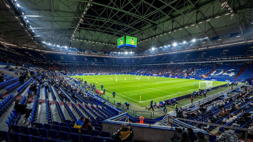 Rund 62.000 Zuschauer passen in die Veltins Arena in Gelsenkirchen. So viele junge Menschen haben im Schuljahr 2023/2024 die Schule ohne Abschluss verlassen. (Archivbild) 