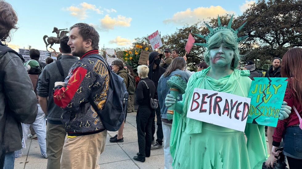 Der Bundesstaat Illinois und die drittgrößte Stadt der USA klagen gegen Trump, weil sie einen Einsatz von Mitgliedern der Nationalgarde auf Geheiß der US-Regierung in Illinois für rechtswidrig halten. Der Bundesstaat Illinois und die drittgrößte Stadt der USA klagen gegen Trump, weil sie einen Einsatz von Mitgliedern der Nationalgarde auf Geheiß der US-Regierung in Illinois für rechtswidrig halten.