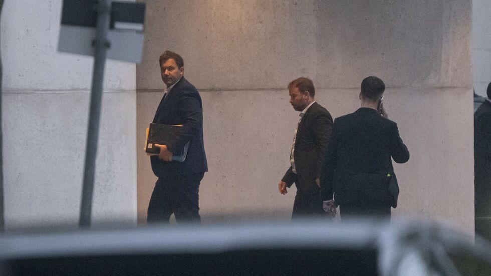 SPD-Chef Lars Klingbeil geht zum Spitzentreffen der Koalition. SPD-Chef Lars Klingbeil geht zum Spitzentreffen der Koalition.