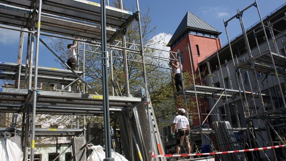 Mit Stahl­ge­rüsten werden die beiden Stadt­tore errichtet. (c) Uta Pleißner