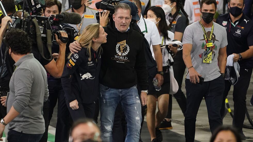 Beim ersten Titel von Max Verstappen zählte Vater Jos zu den ersten Gratulanten. 