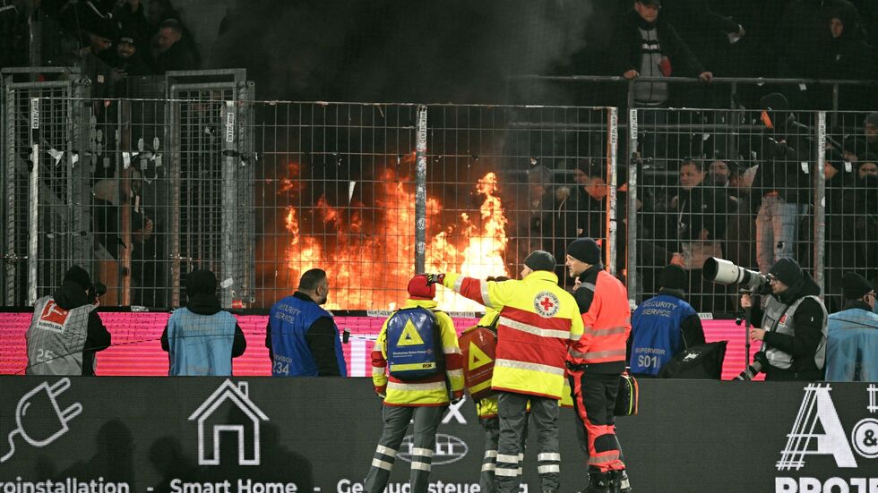 Im Gäste-Block des Kölner Stadions brach am Samstagabend ein Feuer aus. Im Gäste-Block des Kölner Stadions brach am Samstagabend ein Feuer aus.