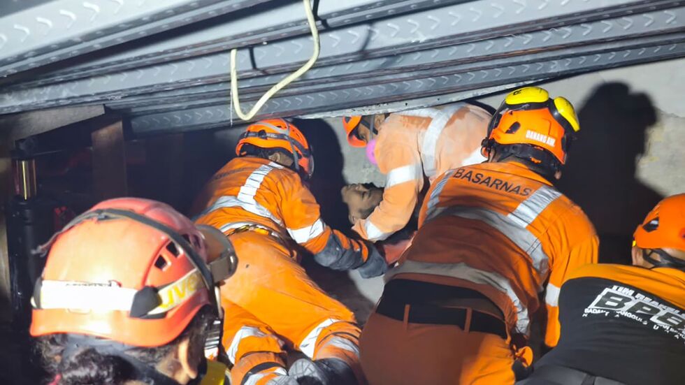 Die Retter haben mehrere Menschen lebend geborgen. Die Retter haben mehrere Menschen lebend geborgen.