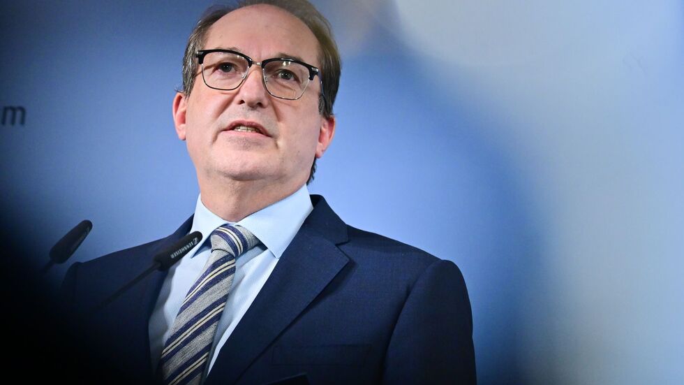 Dobrindt will Islamisten mit aller Härte des Rechtsstaats begegnen. Dobrindt will Islamisten mit aller Härte des Rechtsstaats begegnen.