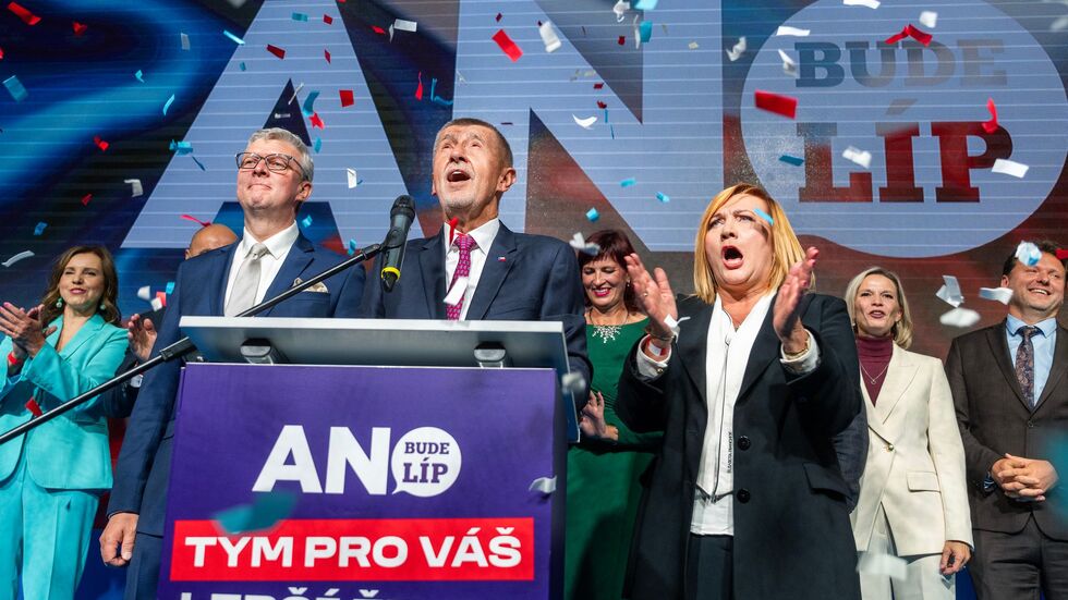 Der Vorsitzende der Oppositionsbewegung ANO, Andrej Babis (M), spricht nach der Bekanntgabe des Wahlergebnisses. Der Vorsitzende der Oppositionsbewegung ANO, Andrej Babis (M), spricht nach der Bekanntgabe des Wahlergebnisses.