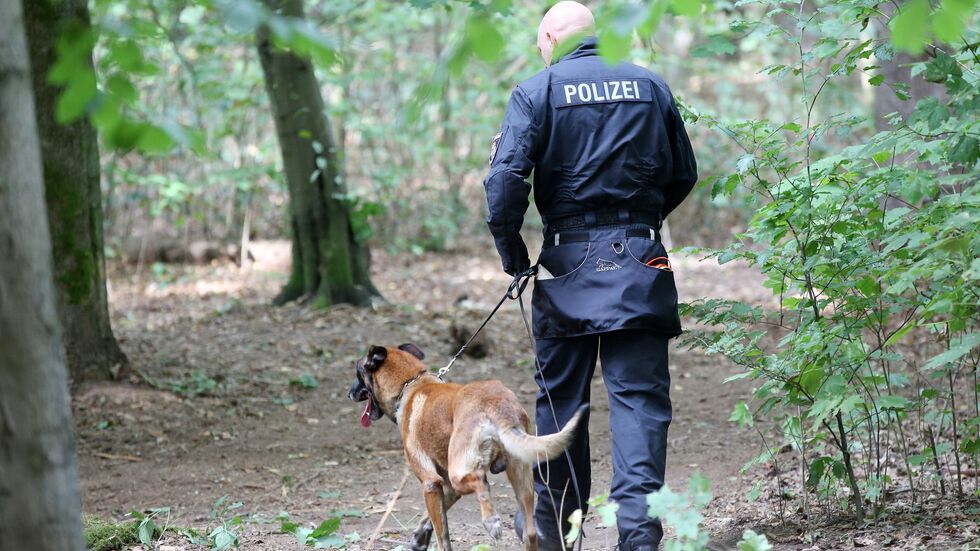 Mit großen Suchaktionen hatte die Polizei etwa im Altonaer Volkspark in Hamburg nach der vermissten Hilal gesucht. (Archivbild) Mit großen Suchaktionen hatte die Polizei etwa im Altonaer Volkspark in Hamburg nach der vermissten Hilal gesucht. (Archivbild)
