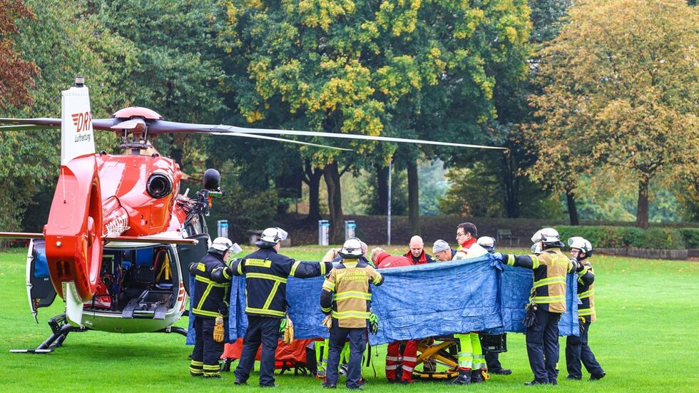 Die Frau war am Dienstag lebensgefährlich verletzt in ihrem Haus gefunden worden und mit einem Hubschrauber in eine Klinik gebracht worden.