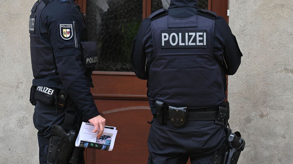 Dabei gehen Einsatzkräfte auch von Haustür zu Haustür. Dabei gehen Einsatzkräfte auch von Haustür zu Haustür.