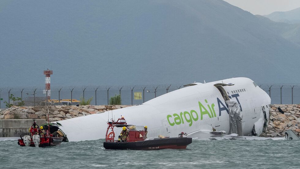 Die Frachtmaschine rutschte über die Landebahn hinaus ins Wasser.