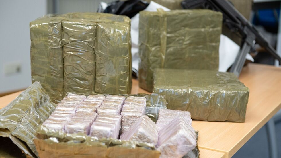 Im Kühlschrank eines mutmaßlichen Drogenschmugglers finden Zollbeamte Haschisch - getarnt als Dubai-Schokolade. (Symbolbild) Im Kühlschrank eines mutmaßlichen Drogenschmugglers finden Zollbeamte Haschisch - getarnt als Dubai-Schokolade. (Symbolbild)