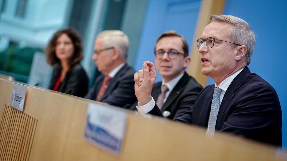 Der NKR stellt seinen Jahresbericht zusammen mit Digitalisierungsminister Karsten Wildberger (CDU) und dem Parlamentarischen Staatssekretär seines Ministeriums, Philipp Amthor (CDU), vor. Der NKR stellt seinen Jahresbericht zusammen mit Digitalisierungsminister Karsten Wildberger (CDU) und dem Parlamentarischen Staatssekretär seines Ministeriums, Philipp Amthor (CDU), vor.