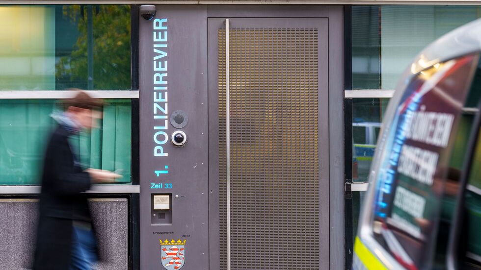 Der Verdacht gefährde das Ansehen der Polizei, sagt der Frankfurter Polizeipräsident. Der Verdacht gefährde das Ansehen der Polizei, sagt der Frankfurter Polizeipräsident.