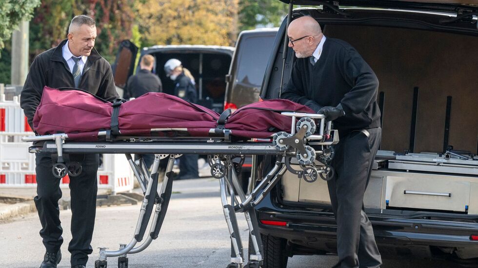 Nach dem dramatischen Einsatz mit Großbrand und Explosionen wird eine Leiche aus dem Haus geborgen. 