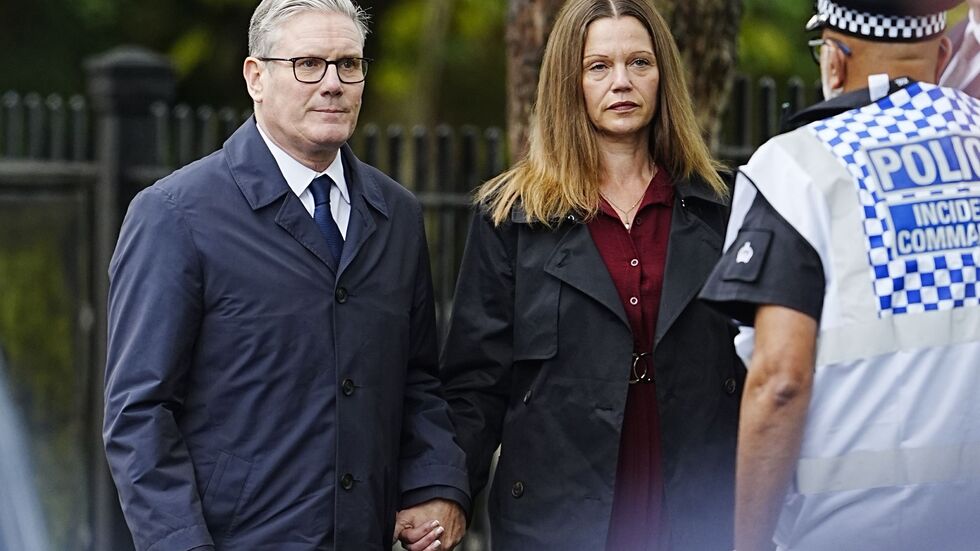 Der britische Premier Keir Starmer besucht den Ort des Geschehens am Tag nach dem Angriff auf eine Synagoge in Manchester. Der britische Premier Keir Starmer besucht den Ort des Geschehens am Tag nach dem Angriff auf eine Synagoge in Manchester.