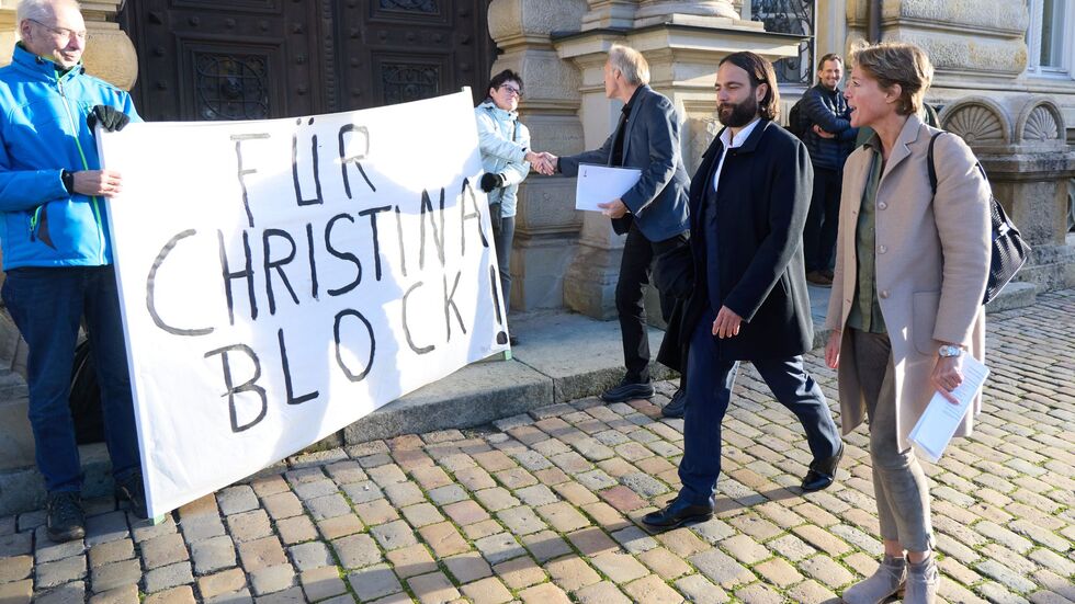 «Für Christina Block» war vor Verhandlungsbeginn auf einem Plakat vor dem Landgericht zu lesen.