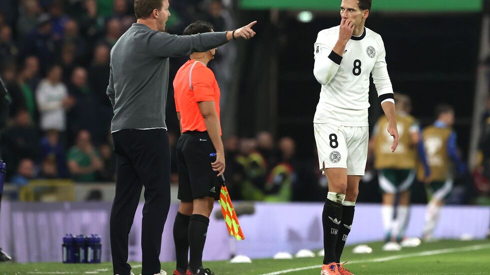 Julian Nagelsmann hat seine Jacke abgelegt und gibt Anweisungen.