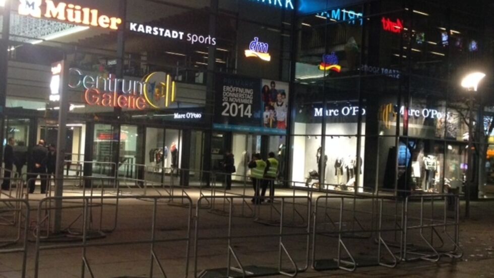 Absperr­gitter standen bereits am frühen Donners­tag­morgen vor dem Haupt­ein­gang. (Foto: Redak­tion) Absperrgitter standen bereits am frühen Donnerstagmorgen vor dem Haupteingang. (Foto: Redaktion)