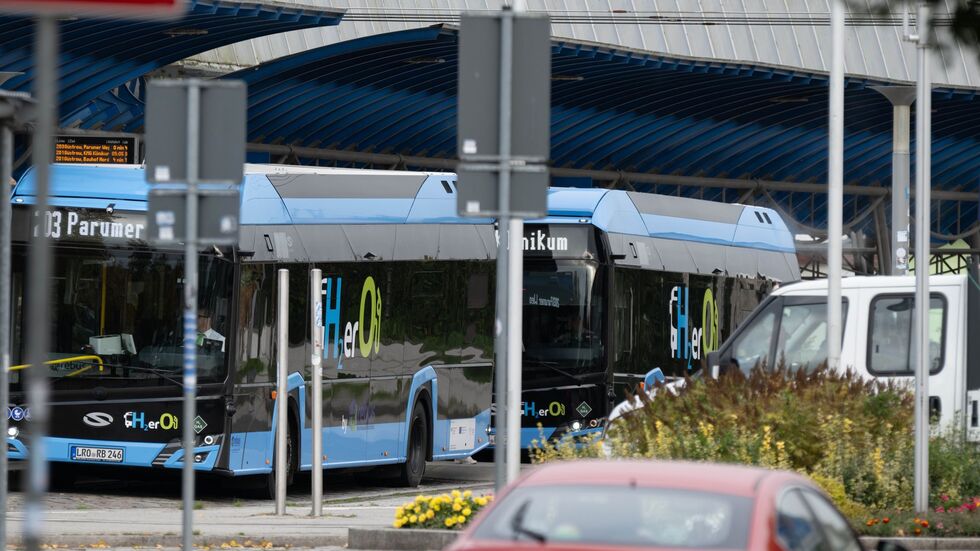 Bei der Suche prüft die Polizei auch Videoaufnahmen aus Bussen. Bei der Suche prüft die Polizei auch Videoaufnahmen aus Bussen.