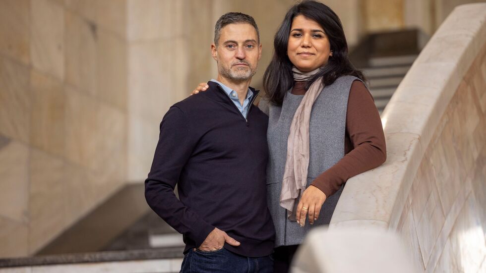 Saba-Nur Cheema und Meron Mendel sind ein außergewöhnliches Ehepaar: Sie, eine Politologin und Expertin für Antisemitismus und Islamfeindlichkeit, ist Muslimin mit pakistanischen Wurzeln. Er, Professor und Direktor der Bildungsstätte Anne Frank in Frankfurt am Main, ist ein in Tel Aviv geborener Jude.  Saba-Nur Cheema und Meron Mendel sind ein außergewöhnliches Ehepaar: Sie, eine Politologin und Expertin für Antisemitismus und Islamfeindlichkeit, ist Muslimin mit pakistanischen Wurzeln. Er, Professor und Direktor der Bildungsstätte Anne Frank in Frankfurt am Main, ist ein in Tel Aviv geborener Jude.