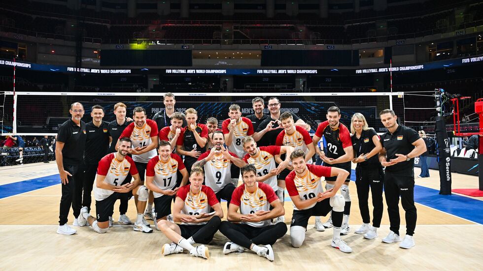 Schickten Grüße in die Heimat: die deutschen Volleyballer.