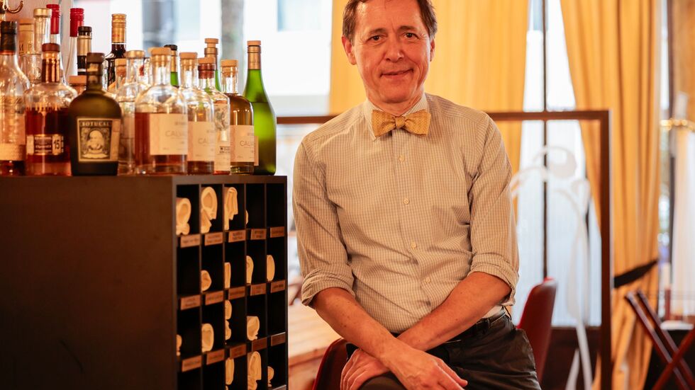 In seinem Restaurant hat Vincent Moissonnier nach französischer Sitte auch einen Schrank, in dem Stammgäste ihre Serviette in einem Fach deponieren können. In seinem Restaurant hat Vincent Moissonnier nach französischer Sitte auch einen Schrank, in dem Stammgäste ihre Serviette in einem Fach deponieren können.