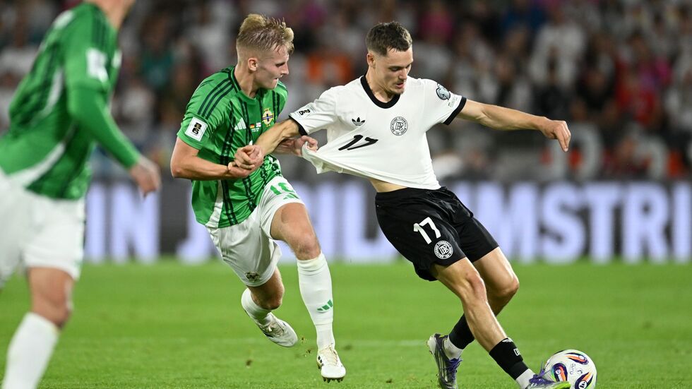 Die deutsche Nationalmannschaft um Florian Wirtz (r) kämpfte gegen Nordirland um Wiedergutmachung.