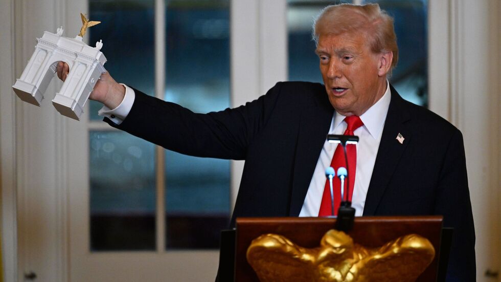 Trump stellte bei einem Spendendinner ein Modell für einen Triumphbogen in der US-Hauptstadt Washington vor. Trump stellte bei einem Spendendinner ein Modell für einen Triumphbogen in der US-Hauptstadt Washington vor.