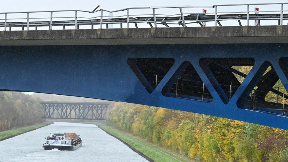 Die Polizei ermittelt die Hintergründe des Unfalls an der Brücke. Die Polizei ermittelt die Hintergründe des Unfalls an der Brücke.