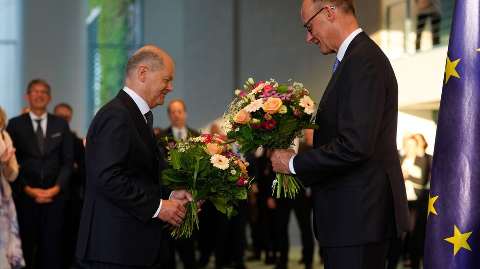Das Kanzleramt hat SPD-Mann Scholz an seinen CDU-Nachfolger Merz übergeben - einfacher Abgeordneter bleibt er. (Archivbild) Das Kanzleramt hat SPD-Mann Scholz an seinen CDU-Nachfolger Merz übergeben - einfacher Abgeordneter bleibt er. (Archivbild)
