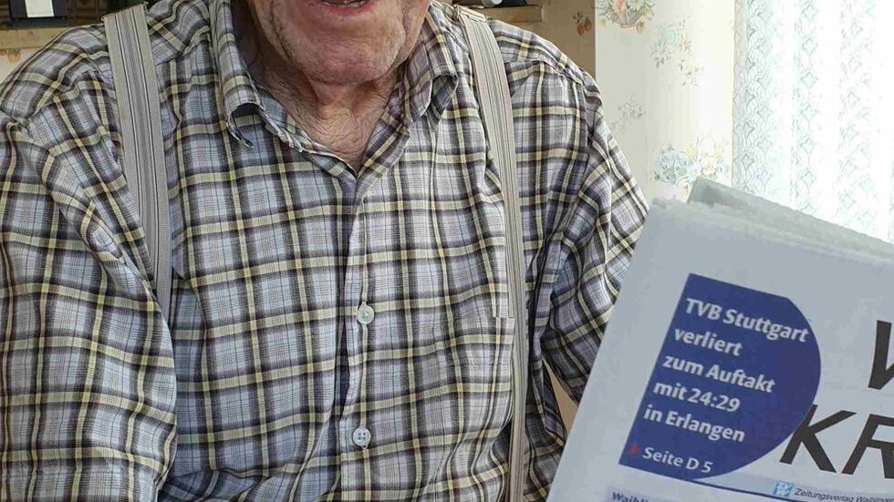 Karl Haidle sitzt an seinem 104. Geburtstag an einem Tisch und liest Zeitung. Karl Haidle sitzt an seinem 104. Geburtstag an einem Tisch und liest Zeitung.