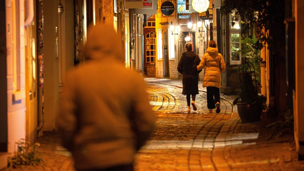 Für viele Mädchen und Frauen ist der Heimweg in der Nacht mit Angst verbunden. Für viele Mädchen und Frauen ist der Heimweg in der Nacht mit Angst verbunden.