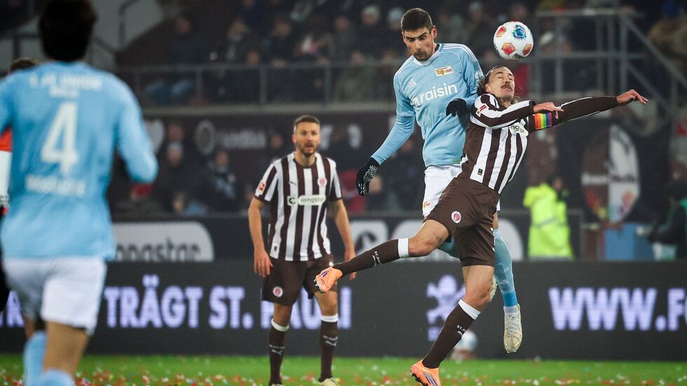 Zurück in der Startelf: St. Paulis Kapitän Jackson Irvine (r).