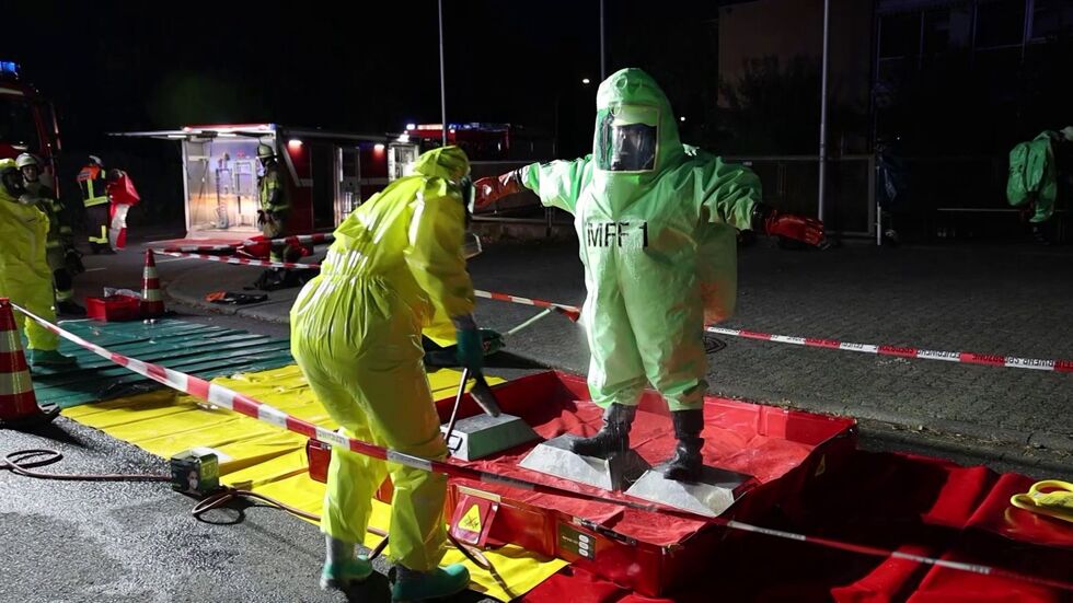 In Schutzausrüstung waren Einsatzkräfte vor Ort. In Schutzausrüstung waren Einsatzkräfte vor Ort.