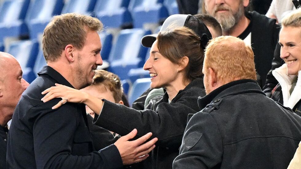 Julian Nagelsmann umarmt seine Lebensgefährtin nach dem Sieg gegen Luxemburg. 