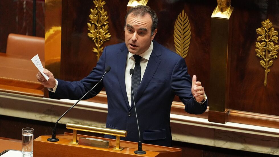 Lecornu hatte ein Aussetzen der umstrittenen Rentenreform von Präsident Emmanuel Macron angekündigt und sich mit diesem Zugeständnis an die Opposition die Unterstützung der Sozialisten gesichert.  Lecornu hatte ein Aussetzen der umstrittenen Rentenreform von Präsident Emmanuel Macron angekündigt und sich mit diesem Zugeständnis an die Opposition die Unterstützung der Sozialisten gesichert.
