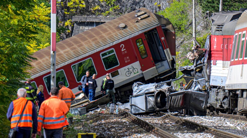 Rettungskräfte sind nach der Kollision zweier Schnellzüge in der Gemeinde Jablonov nad Turnou im Bezirk Roznava im Einsatz. Rettungskräfte sind nach der Kollision zweier Schnellzüge in der Gemeinde Jablonov nad Turnou im Bezirk Roznava im Einsatz.