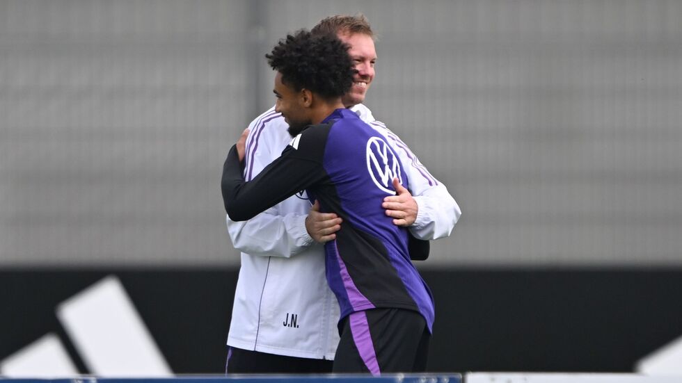 Bundestrainer Julian Nagelsmann begrüßt den nachnominierten Stürmer Kevin Schade auf dem Trainingsplatz. 
