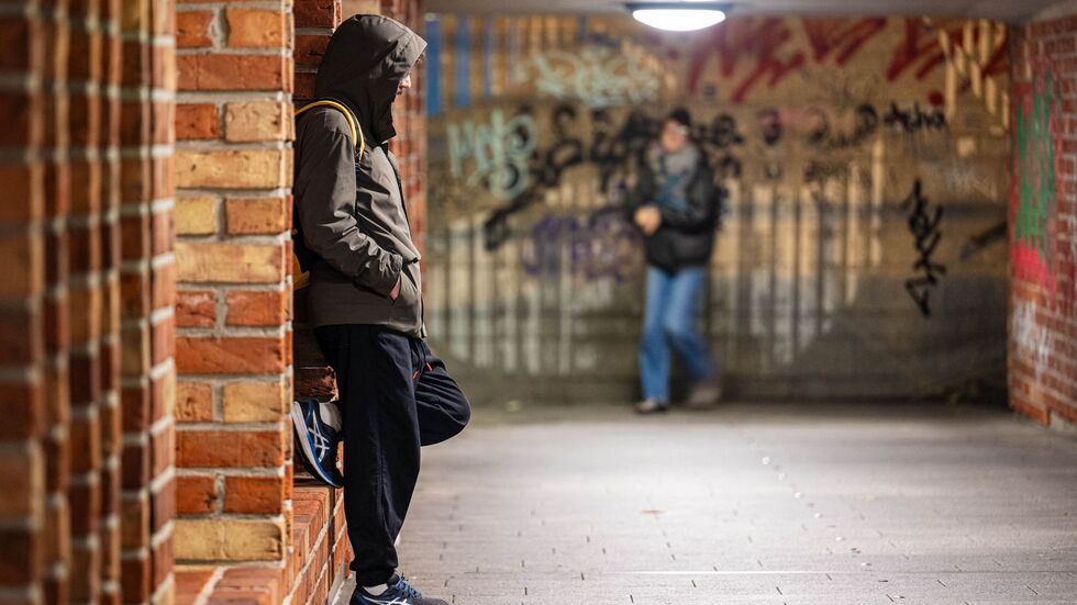 Frauen fühlen sich im öffentlichen Raum häufiger unsicher als Männer. Frauen fühlen sich im öffentlichen Raum häufiger unsicher als Männer.