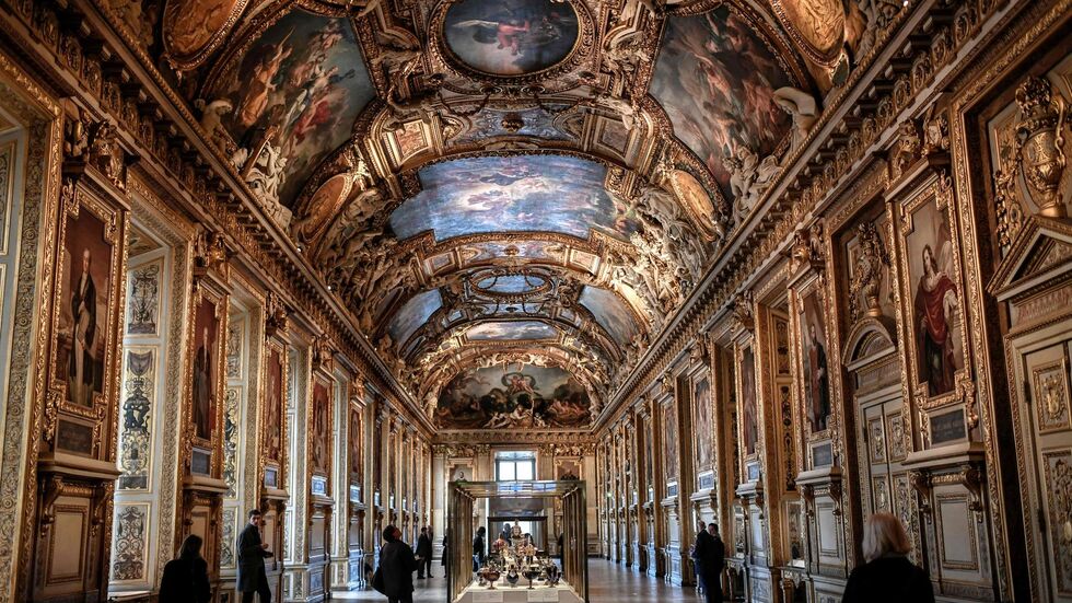 In der prachtvollen Galerie d'Apollon im Louvre wird kostbarer Schmuck ausgestellt. (Archivbild)